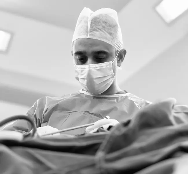 Dr. Thiago Caixeta em cirurgia